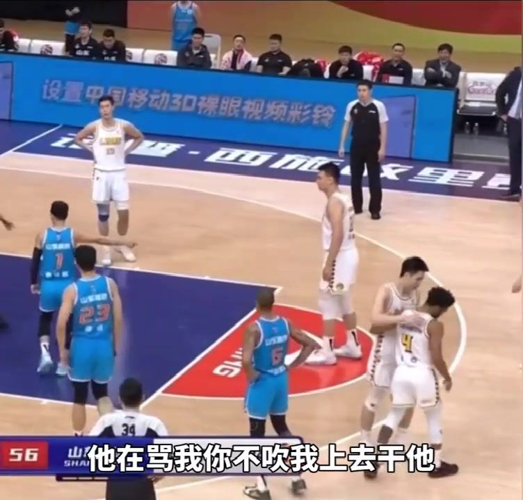 被庫(kù)克罵毛了？高詩(shī)巖對(duì)裁判說(shuō)：他再罵我你不吹，我就上去干他！（高詩(shī)巖對(duì)新疆）